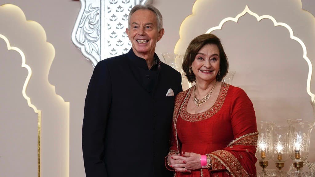 El ex primer ministro británico Tony Blair posa para una fotografía con su esposa Cherie Blair en la boda del hijo del multimillonario Mukesh Ambani, Anant Ambani, y Radhika Merchant en el Centro Mundial de Convenciones Jio en Mumbai, India, el viernes 12 de julio de 2024.