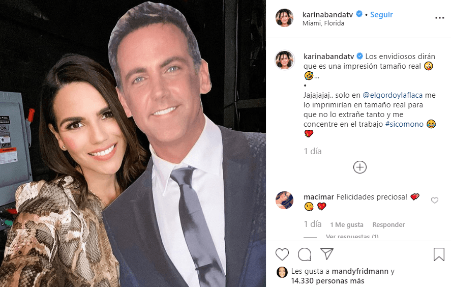 “Los envidiosos dirán que es una impresión tamaño real” comentó Karina al pie de una imagen que compartió en Instagram el miércoles con 
<b><a href="https://www.univision.com/shows/el-gordo-y-la-flaca/a-dias-de-recibir-anillo-de-compromiso-karina-banda-ya-tiene-regalitos-para-su-despedida-de-soltera-video">el regalo</a></b> que le hicieron en el show.