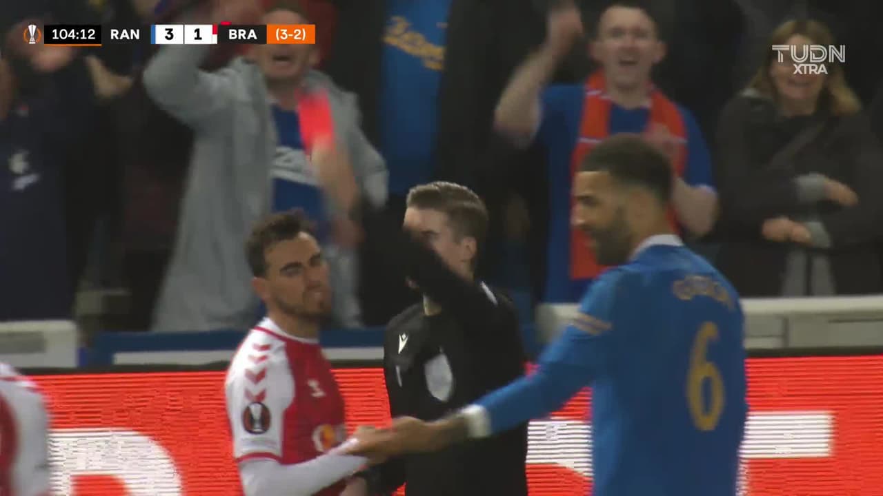 ¡Tarjeta Roja! Iuri Medeiros recibe la segunda amarilla y se va del juego.