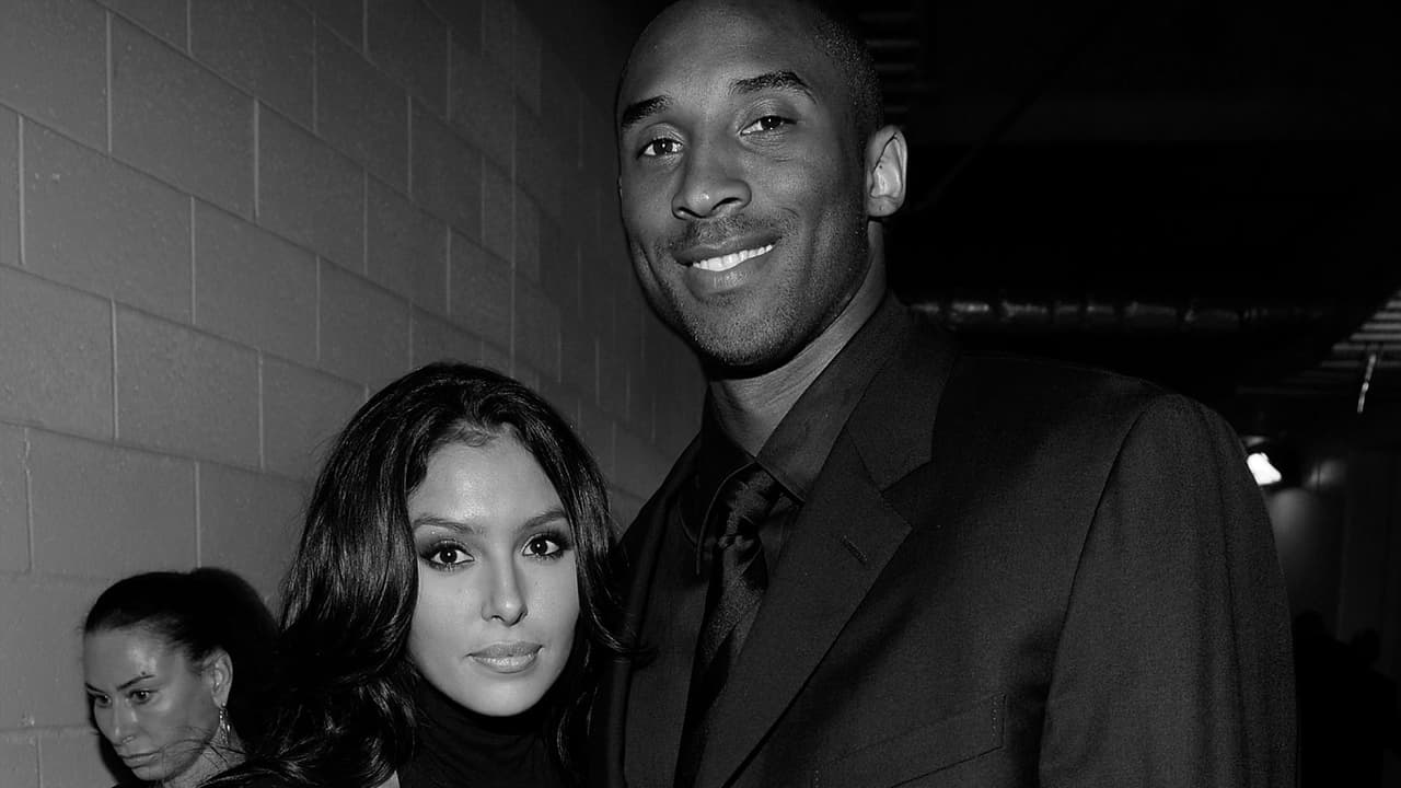 Un año después, anunciaron su compromiso y se casaron en el año 2001.
<br>