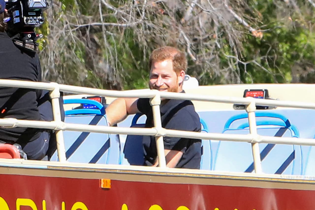 Para esta grabación, solo apareció el príncipe y 
<b><a href="https://www.univision.com/famosos/amigo-confirma-que-el-principe-harry-actuo-para-evitar-que-meghan-markle-sufra-como-su-mama-fotos" target="_blank">no se le vio acompañado por Meghan Markle. </a></b>
<br>