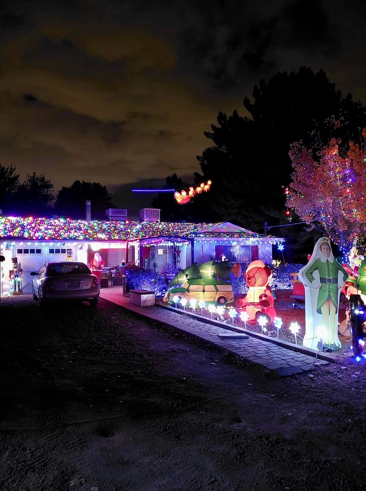 Quien vaya a ver esta exhibición de luces, podrá ver una casa rodeada con miles de luces y 30 inflables de esta época navideña. 
<br>