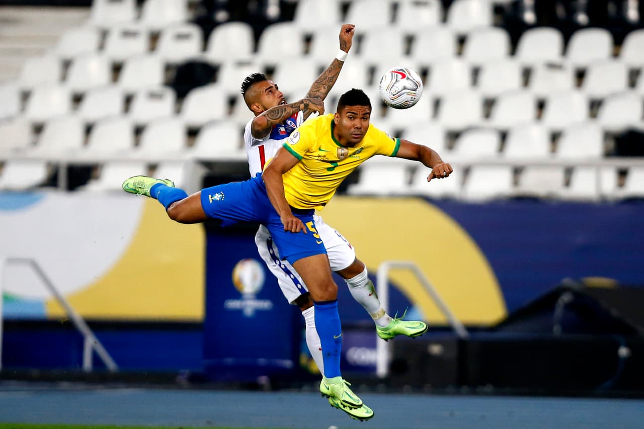 La recta final del primer tiempo favoreció a Brasil, que comenzó a tocar la puerta chilena de todos los ángulos en busca del primero gol.