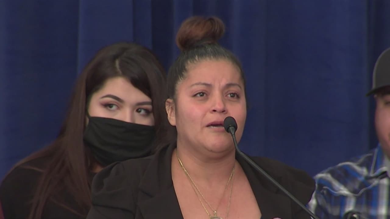 Tras la revelación de resultados de la investigación por el asesinato de su hija y las muertes de más de 20 soldado en la base militar por suicidio, homicidio o en accidentes, 
<b><a href="https://www.univision.com/local/houston-kxln/esta-paloma-representa-el-descanso-eterno-de-vanessa-guillen-familia-libera-un-ave-durante-ceremonia-video">Gloria Guillén</a></b> aseguró que las 
<b><a href="https://www.univision.com/local/austin-kakw/secretario-del-ejercito-suspende-a-14-lideres-de-fort-hood-tras-investigacion">14 expulsiones anunciadas</a></b> no son suficientes para sentir que se hizo justicia. Desde marzo de 2021 se establecerá un nuevo protocolo para cuando desaparezca un uniformado, según se informó.