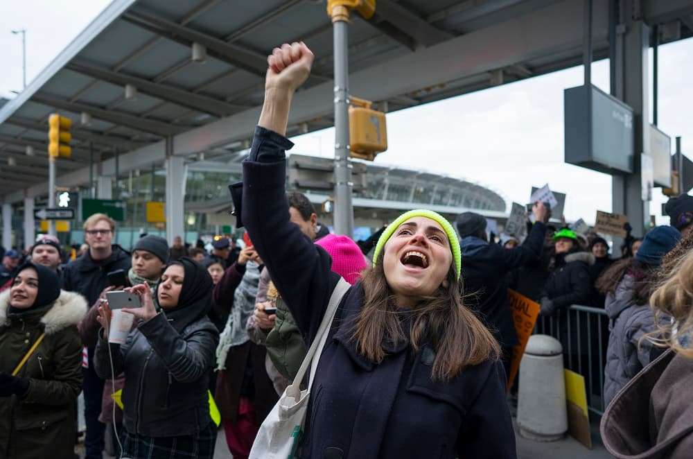 Los manifestantes saludaron con alegría la decisión de una jueza federal que bloqueó las deportaciones de personas detenidas en los aeropuertos con visa válida tras la orden ejecutiva de Trump.