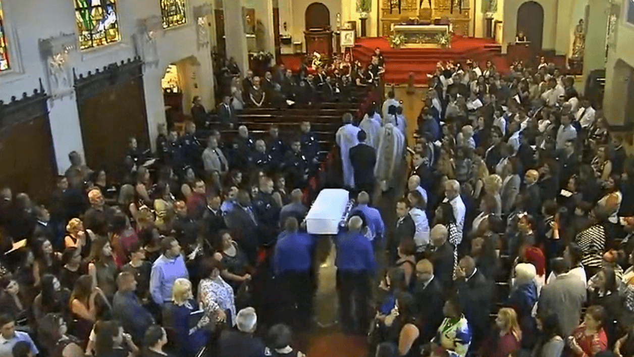 Momento en el que ingresa el ataúd con el cuerpo de 'Piqui' a la iglesia.