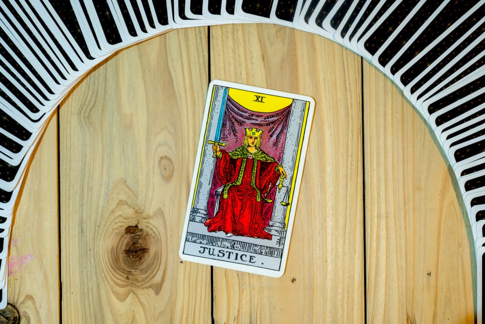 Como recordarás, los Arcanos Mayores son las 22 cartas más 'representativas' del tarot, llena de elementos básicos como la Templanza, la Muerte, el Diablo, la Rueda de la Fortuna, la Torre y más... Pues la Justicia no se aleja mucho de lo que representa en realidad, así que su interpretación es muy básica.