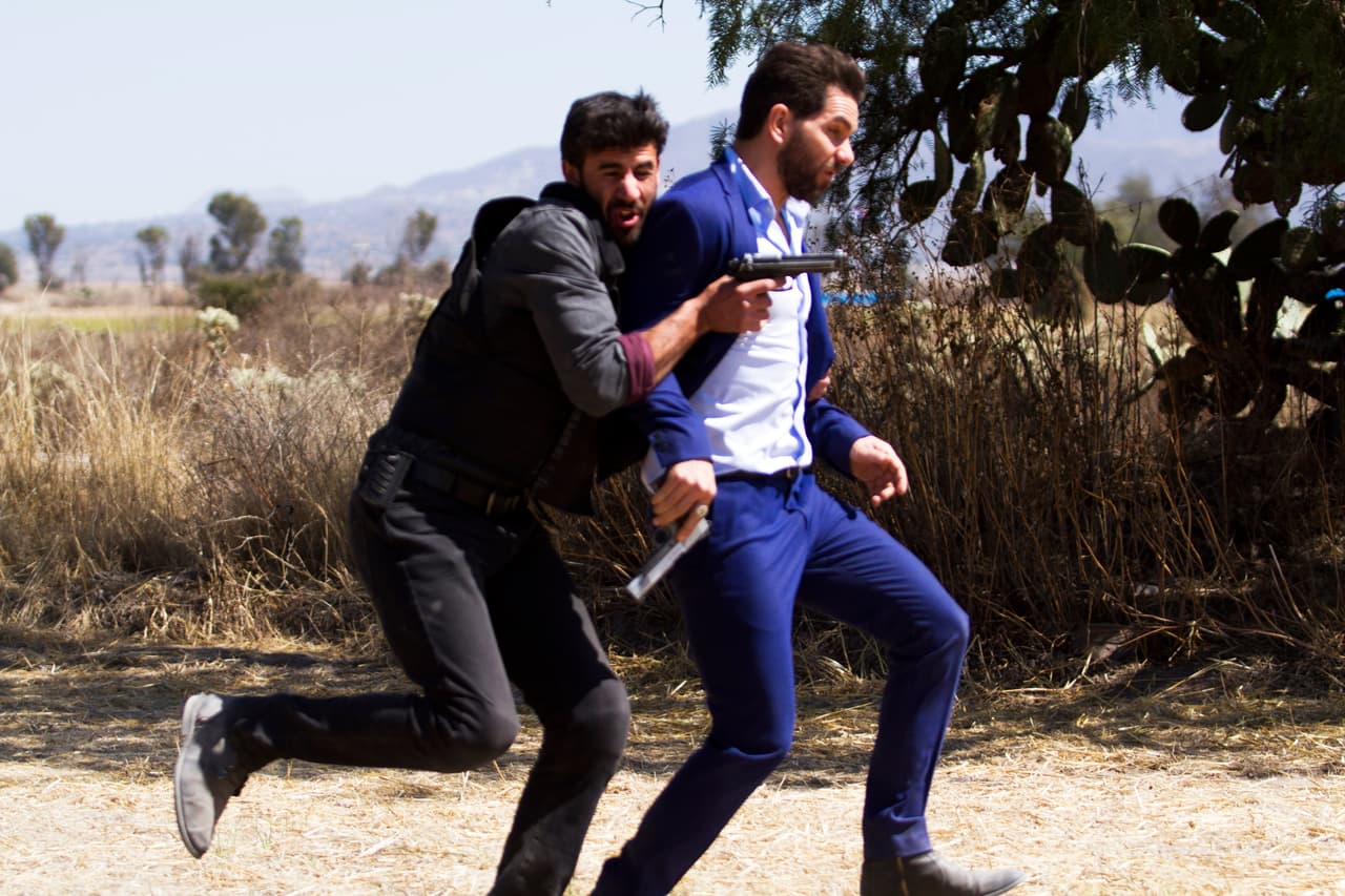 Tras el tiroteo, el narcotraficante y el agente se enfrascaron en un duelo sangriento.