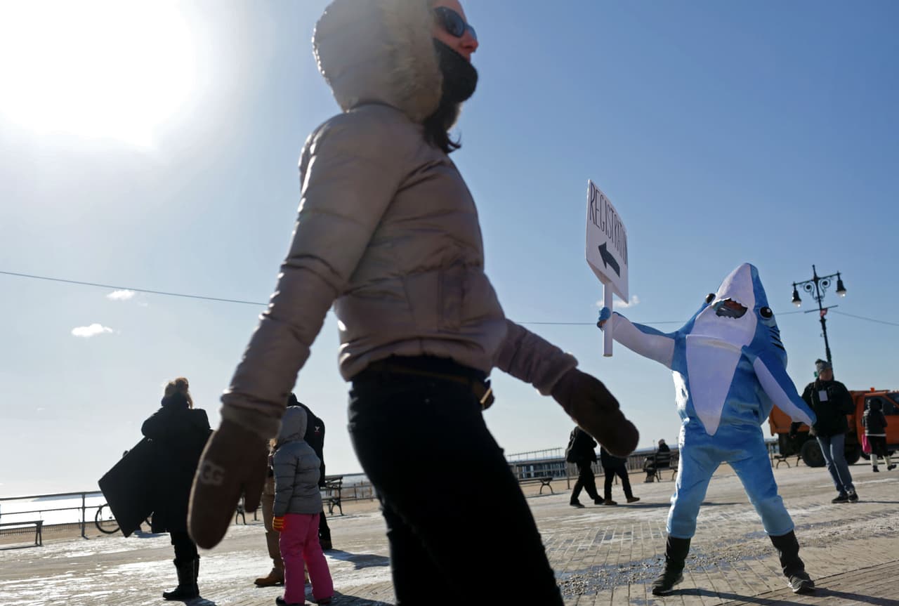 Bajo un cielo despejado, personas disfrazadas, en ropa interior o trajes de baño se reunieron en Coney Island para el Polar Plunge, que se lleva a cabo los días de Año Nuevo desde 1903.