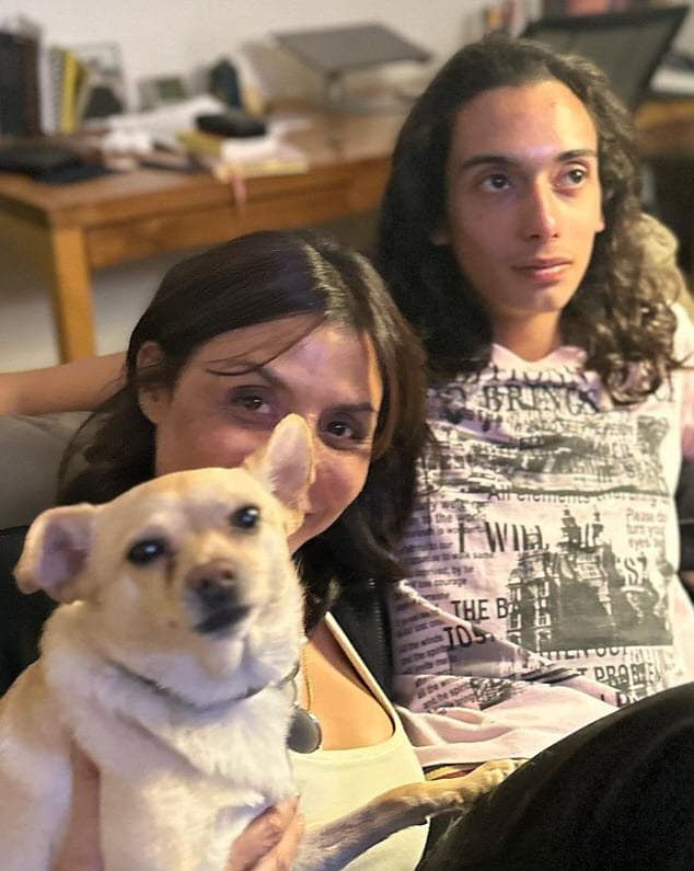 "Fuiste tan profundamente amado y apreciado, y ojalá ese amor por sí solo te hubiera salvado. Lo siento mucho mi bebé, lo siento mucho Carlos. Descansa en paz y paraíso eterno mi amado niño", añadió.