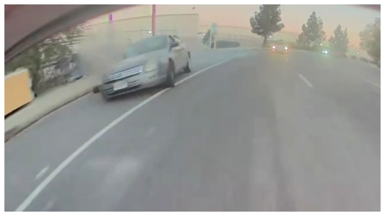 Captan atropellamiento de hombre en patineta en Los Ángeles