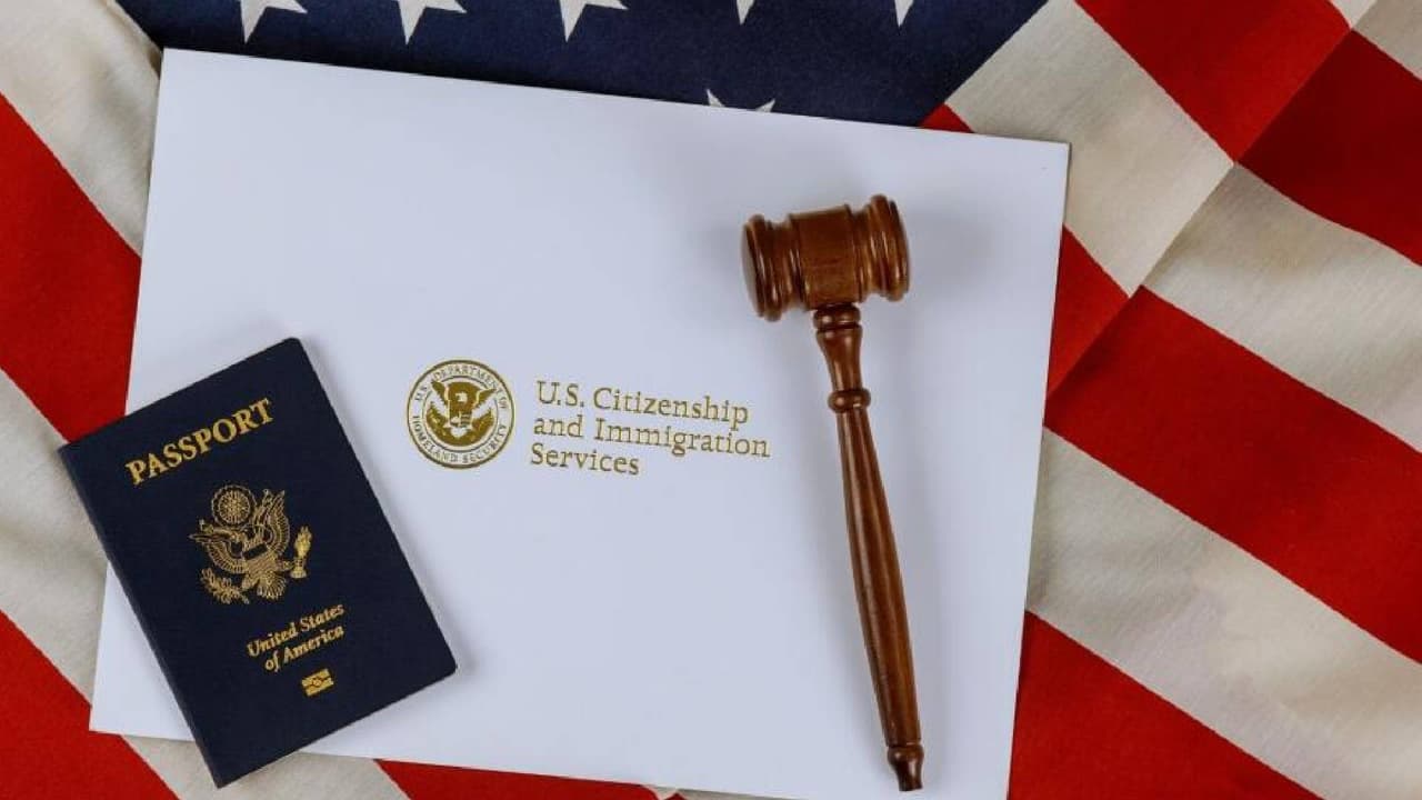 Los interesados deben presentar su solicitud mediante el 
<b>Formulario N-400 </b>y prepararse para un examen sobre historia y gobierno del país, además de un examen de inglés, por lo que se debe contar con un nivel de inglés básico escrito, leído y hablado.