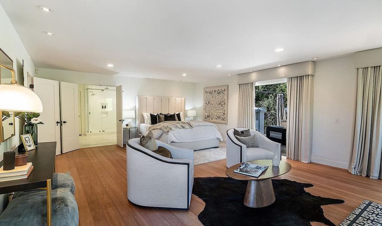 La habitación principal cuenta con sala de estar, dos vestidores, baño con piso de mármol y puertas francesas que dan hacia una terraza privada.