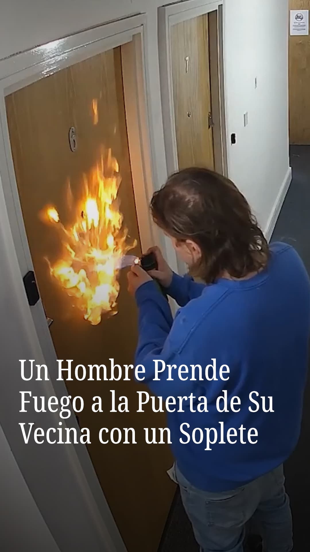 Un Hombre Prende Fuego a la Puerta de su Vecina con un Soplete
