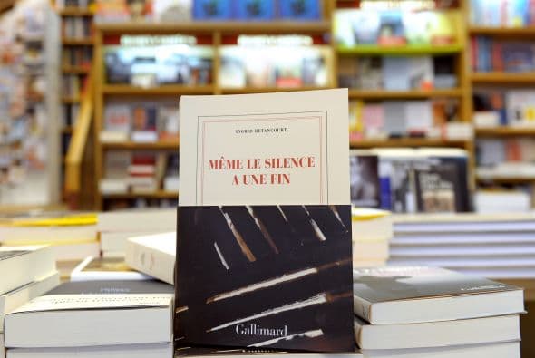 Sin embargo, Betancourt acusó al gobierno de Colombia de facilitar su secuestro al haberle retirado sus guardaespaldas a pesar de que ella era una candidata presidencial y se le impidió volar por helicóptero sobre una carretera controlada por los rebeldes, justamente donde fue tomada como rehén.