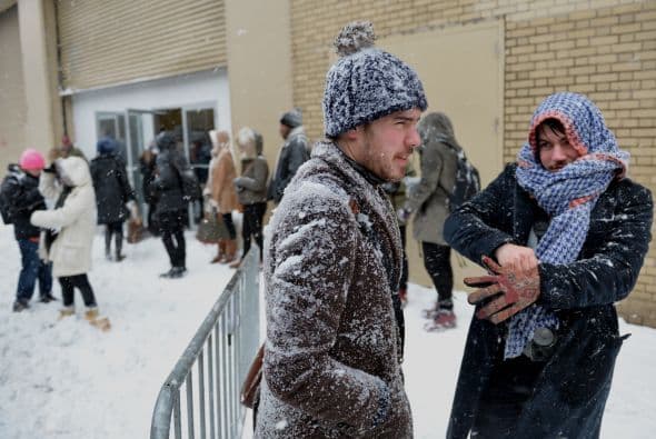 La nieve que deja la tormenta invernal "Pax" en la costa este de Estados Unidos ha causado al menos una decena de muertes, principalmente por accidentes de tráfico, y provocado la cancelación de más de 5.000 vuelos. Washington, está paralizada casi por completo, con acumulaciones de entre 20 y 30 centímetros, lo que ha causado el cierre de las oficinas federales y escuelas; los dos aeropuertos de la ciudad permanecen hoy cerrados. Filadelfia y Nueva York, donde se ha declarado el estado de emergencia, esperan acumular entre 30 y 40 centímetros de nieve y también se espera que las fuertes rachas de viento alcancen 80 kms. por hora. Las autopistas y carreteras en Carolina del Norte sufren desde últimas horas de la tarde del miércoles enormes atascos, en gran medida provocados porque muchos conductores decidieron abandonar sus vehículos en la calzada ante la imposibilidad de seguir su camino debido a las placas de hielo y las acumulaciones de nieve. En Atlanta cerca de 250.000 hogares se mantienen sin suministro eléctrico. Las mayores acumulaciones de nieve ocurrirán entre hoy y mañana a lo largo del corredor de la Interestatal 95, que recorre el nordeste del país, incluyendo las áreas metropolitanas de Washington, Baltimore (Maryland), Nueva York y el interior de Nueva Inglaterra.