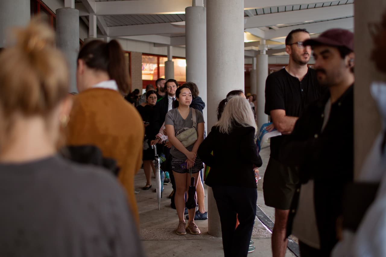 La comunidad ha tenido que
<b>apiñarse por las fuertes lluvias mientras espera en la fila para votar en el Centro Metropolitano de Servicios Múltiples.</b>