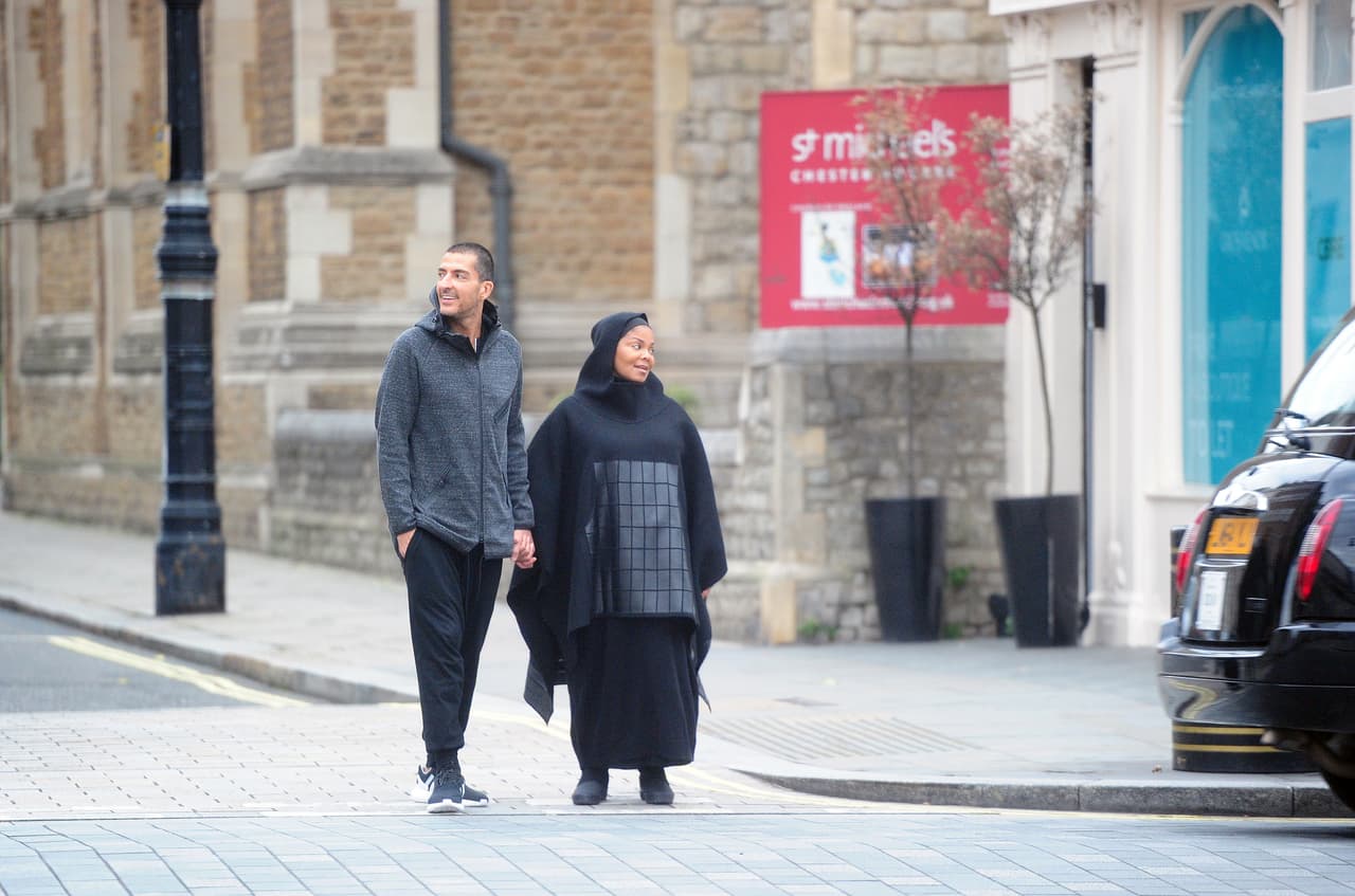 El multimillonario Wissam Al Mana no la soltó de la mano.