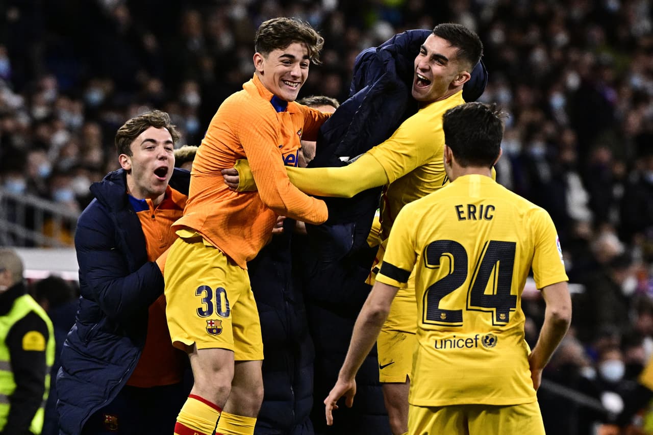 Xavi era envuelto en abrazos tras levantar al equipo en el juego más importante de la temporada.