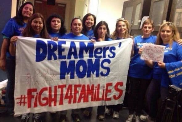 Un grupo de madres de dreamers (soñadores) poco antes de dirigirse a la marcha para pedirle al presidente Obama que tome acciones ejecutivas. Foto: @DreamersMOMS.