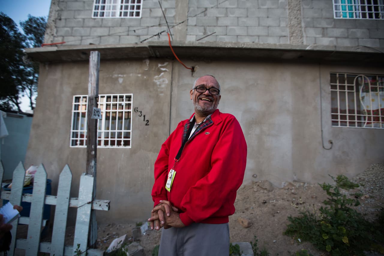 Antonio Martínez-Arreguín, sonriente el día después de su llegada deportado a Tijuana, posa en frente de la casa de una de sus hijas y su exesposa.
