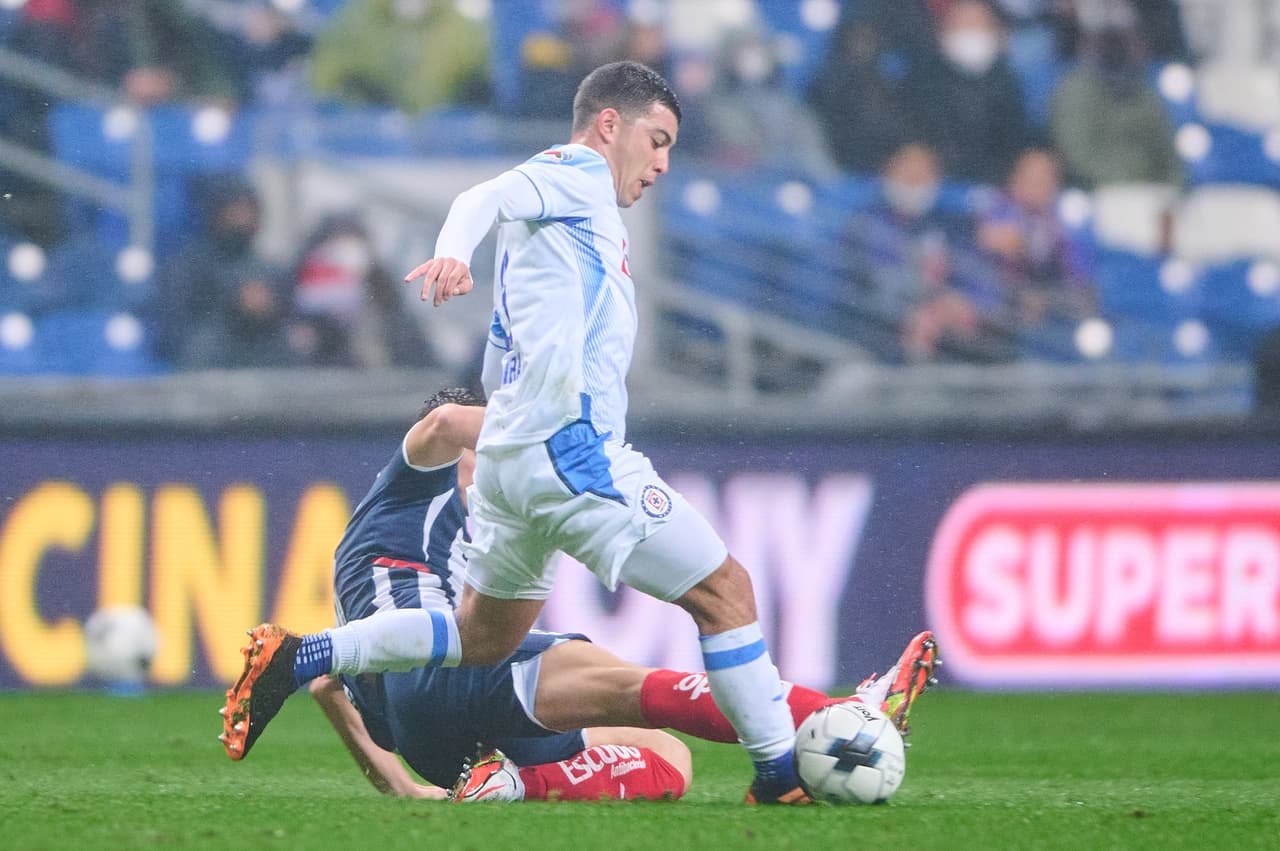 Cruz Azul derrotó 0-2 a Rayados de Monterrey con polémica del VAR, un penal y varias expulsiones.