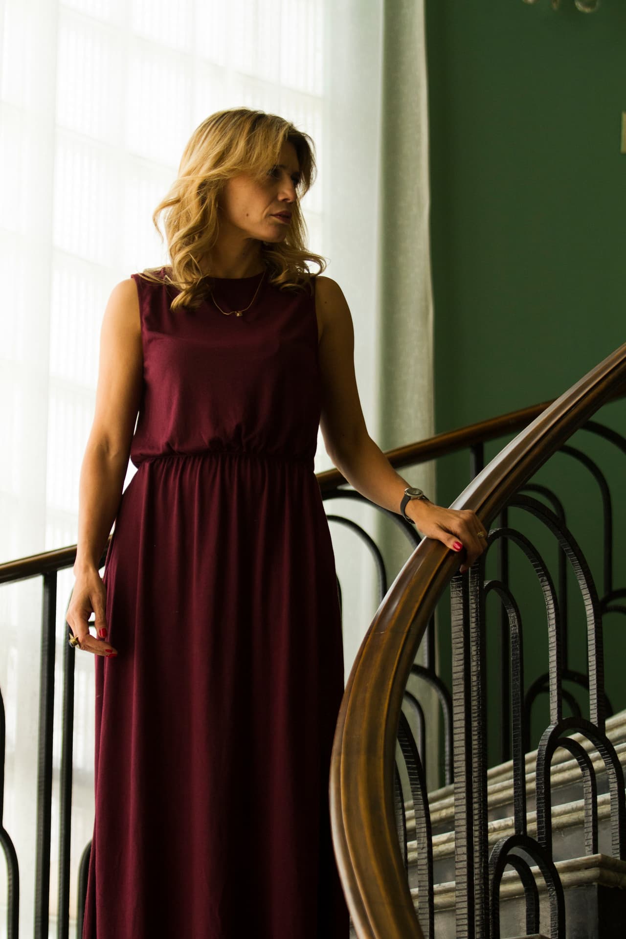 Por su parte, el coronel regresó a su casa para tomar provisiones. Su esposa estaba desconcertada por el aspecto y las acusaciones contra Santamaría.