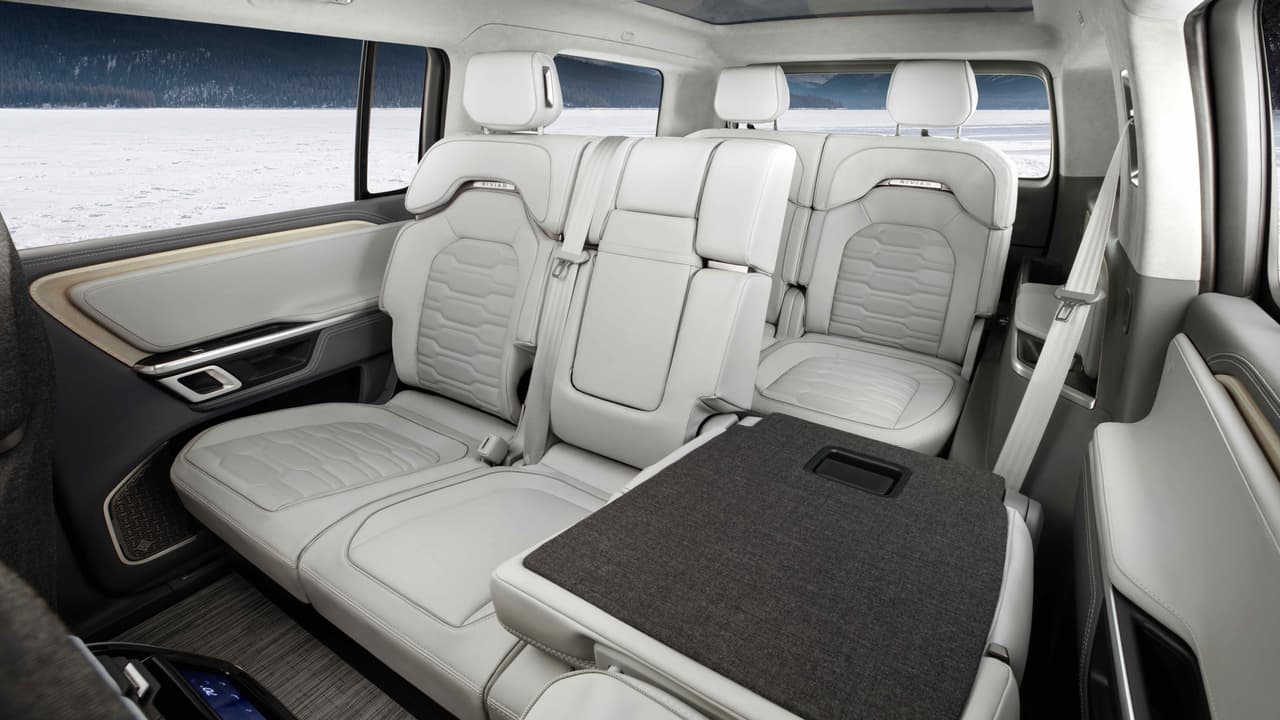 La cabina de la Rivian R1S alberga hasta
<b>siete pasajeros</b>.