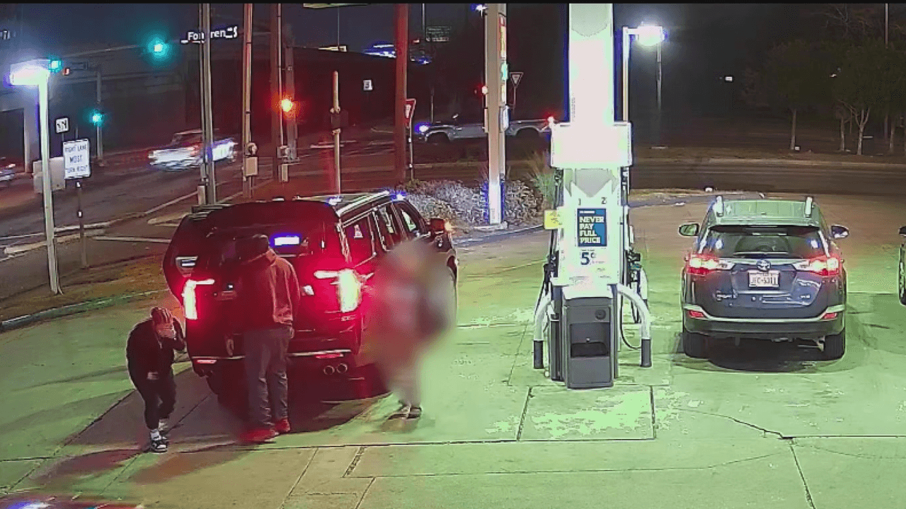 La policía busca a los sospechosos de balear el automóvil en el que viajaba una familia. 
<b><a href="https://www.univision.com/local/houston-kxln/menor-de-9-anos-es-baleada-en-posible-caso-de-furia-a-volante-video" target="_blank">Ashanti Grant</a></b>, de 9 años, recibió un balazo en la cabeza en un posible caso de furia al volante.
<br>