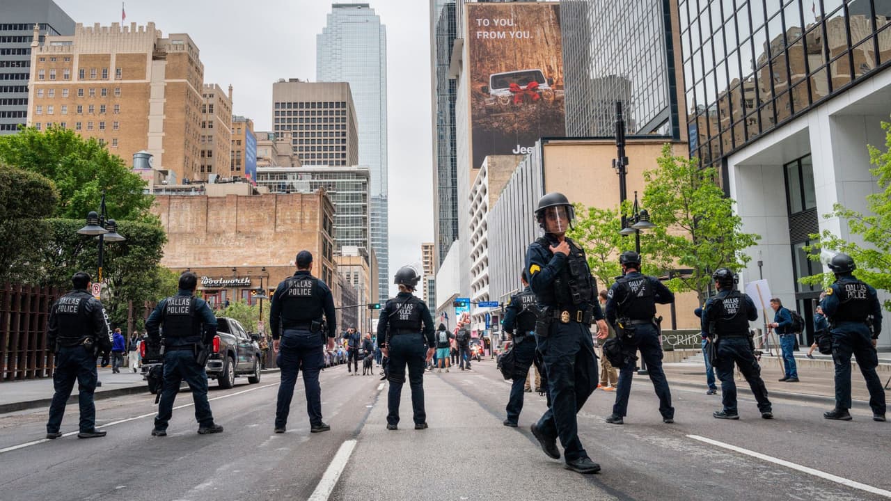 <h3 class="cms-H3-H3">Qué motivó las protestas</h3> No Kings en TexasLas protestas forman parte de 
<b><a href="https://www.univision.com/noticias/estados-unidos/el-origen-de-no-kings-day-de-un-desfile-polemico-en-eeuu-a-una-movilizacion-global" target="_blank">una convocatoria nacional con miles de eventos en todo el país. </a></b>
<br>De acuerdo con organizadores, las movilizaciones responden a 
<b>políticas migratorias, decisiones en política exterior y preocupaciones sobre derechos civiles.</b>
<br>El movimiento ha insistido en mantener 
<b>protestas pacíficas y sin armas.</b>