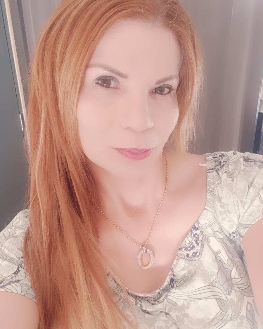 Allí mismo se le acercó una "mujer blanca" que la tomó del brazo y aseguró que en adelante le iba a contar a la gente qué le esperaba en el futuro. Después de hacer predicciones en Cuba, llegó a la televisión mexicana en 2010 y de ahí aumentó su fama.