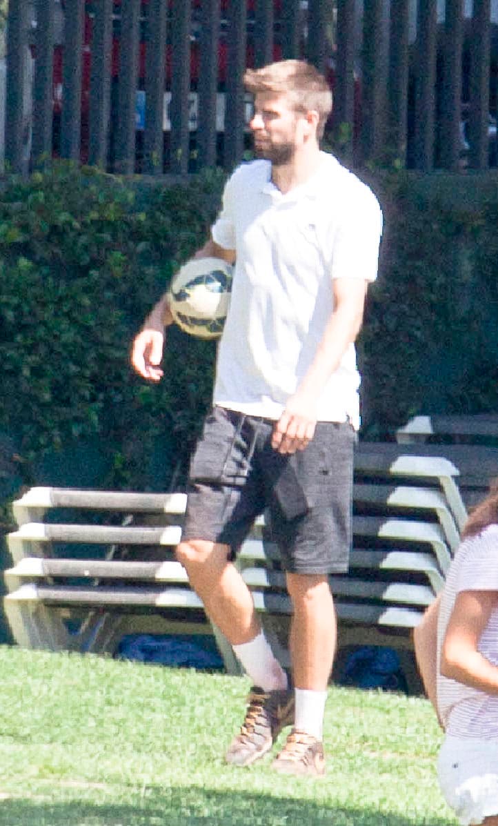 Gerard se encargó de llevar el balón de fútbol para jugar con sus hijos.