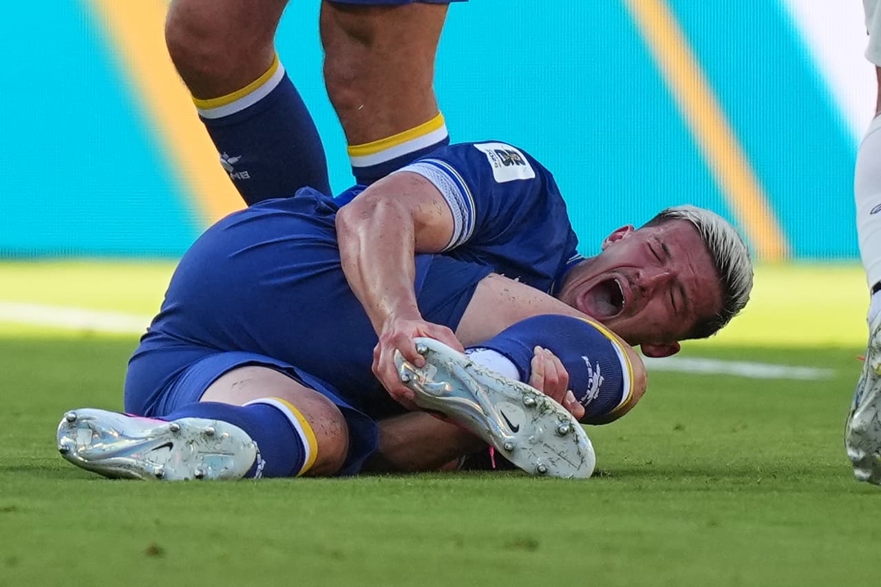 El bosnio Tarik Muharemovic (4) reacciona tras una entrada del estadounidense Folarin Balogun (20) durante el partido de dieciseisavos de final de la Copa del Mundo entre Estados Unidos y Bosnia en Santa Clara, California, cerca de San Francisco, el miércoles 1 de julio de 2026.