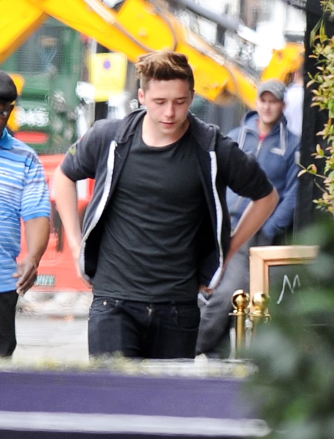 Brooklyn caminó cerca de su padre y de Harper todo el tiempo.