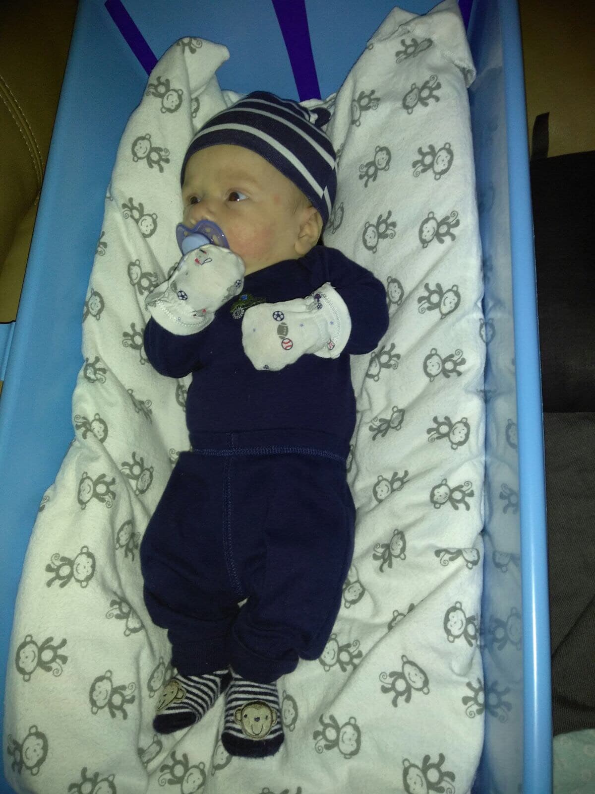 Prestando mucha atención a algo ¿Qué será?