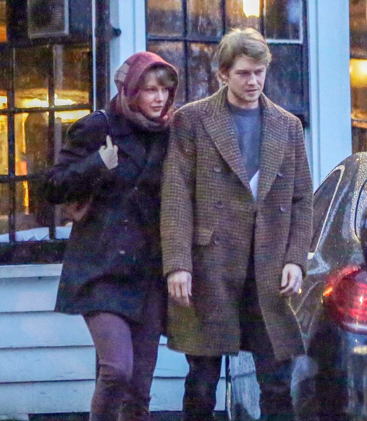 Una de las canciones que destaca es 'I think he knows' (Creo que él sabe), donde aparentemente revela que se ha enamorado de su novio, según un análisis que realizó 
<a href="https://people.com/music/taylor-swift-lover-lyrics-detail-joe-alwyn-relationship/" target="_blank">People</a> a algunos temas del álbum.