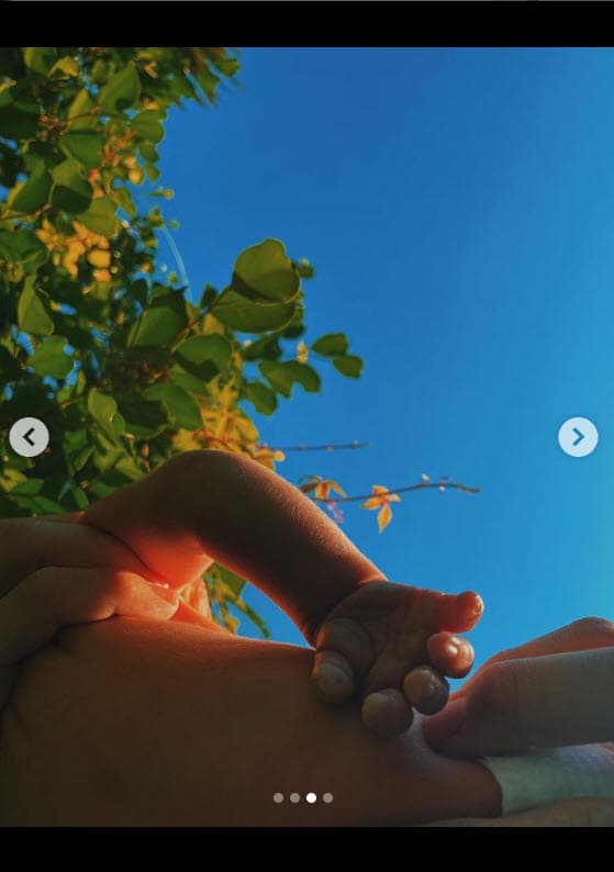 Mientras que en esta otra se aprecia la mano del bebé en un día totalmente despejado. 
<br>