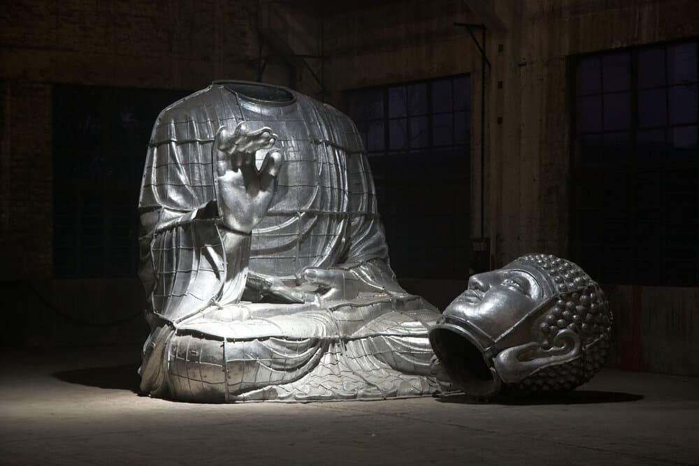 Zhang, presentará al Buda de Miami en la playa, frente al Hotel Faena de Miami Beach. El trabajo contará con dos Budas sentados cara a cara: uno con un molde de aluminio y el otro hecho con incienso incrustado, con las oraciones de incontables fieles, recogidos de los templos de China.