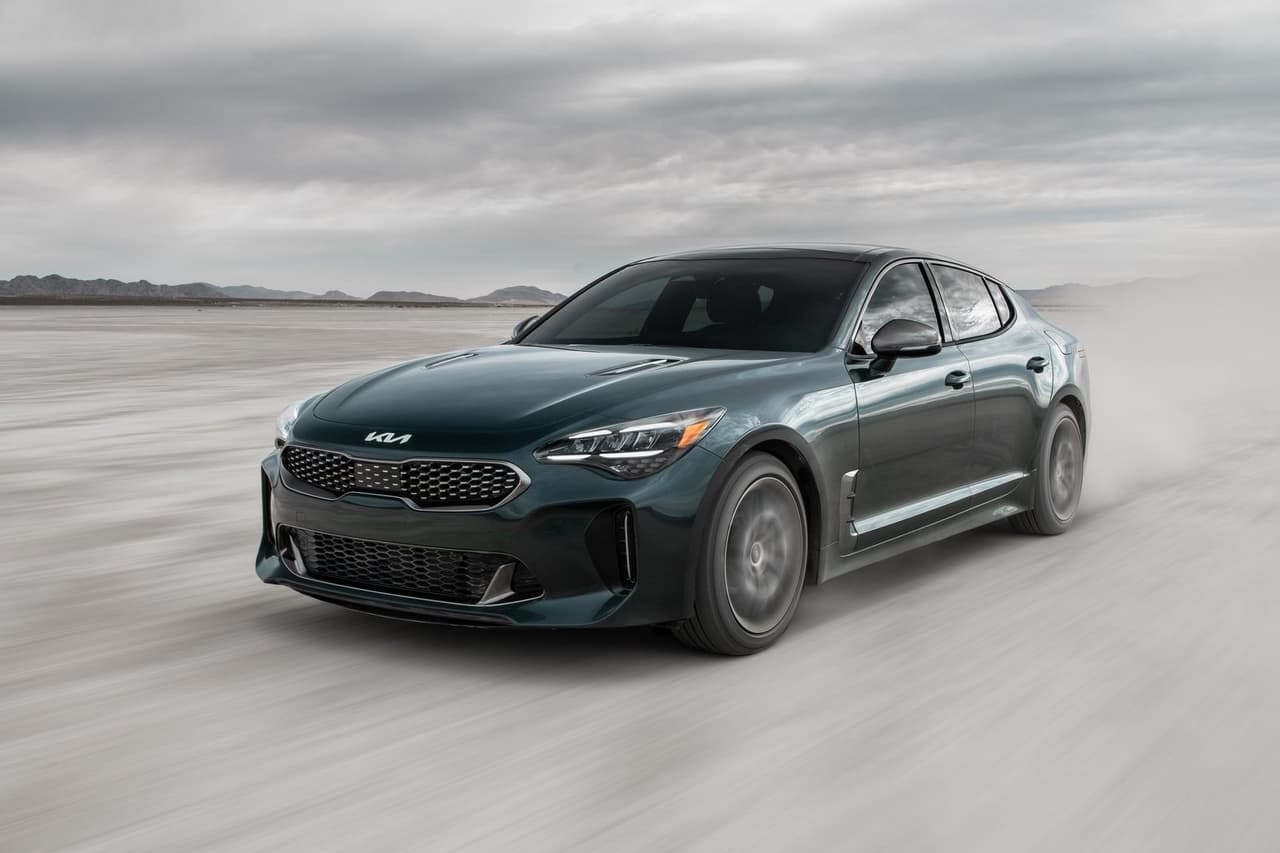 Todo esto permite al Stinger, en su variante más básica, acelerar de 0 a 60 mph (98 km/h) en 5.2 segundos, es decir, que es más rápido que un BMW 330i, pues es modelo alemán completa esta prueba en 5.6 segundos.