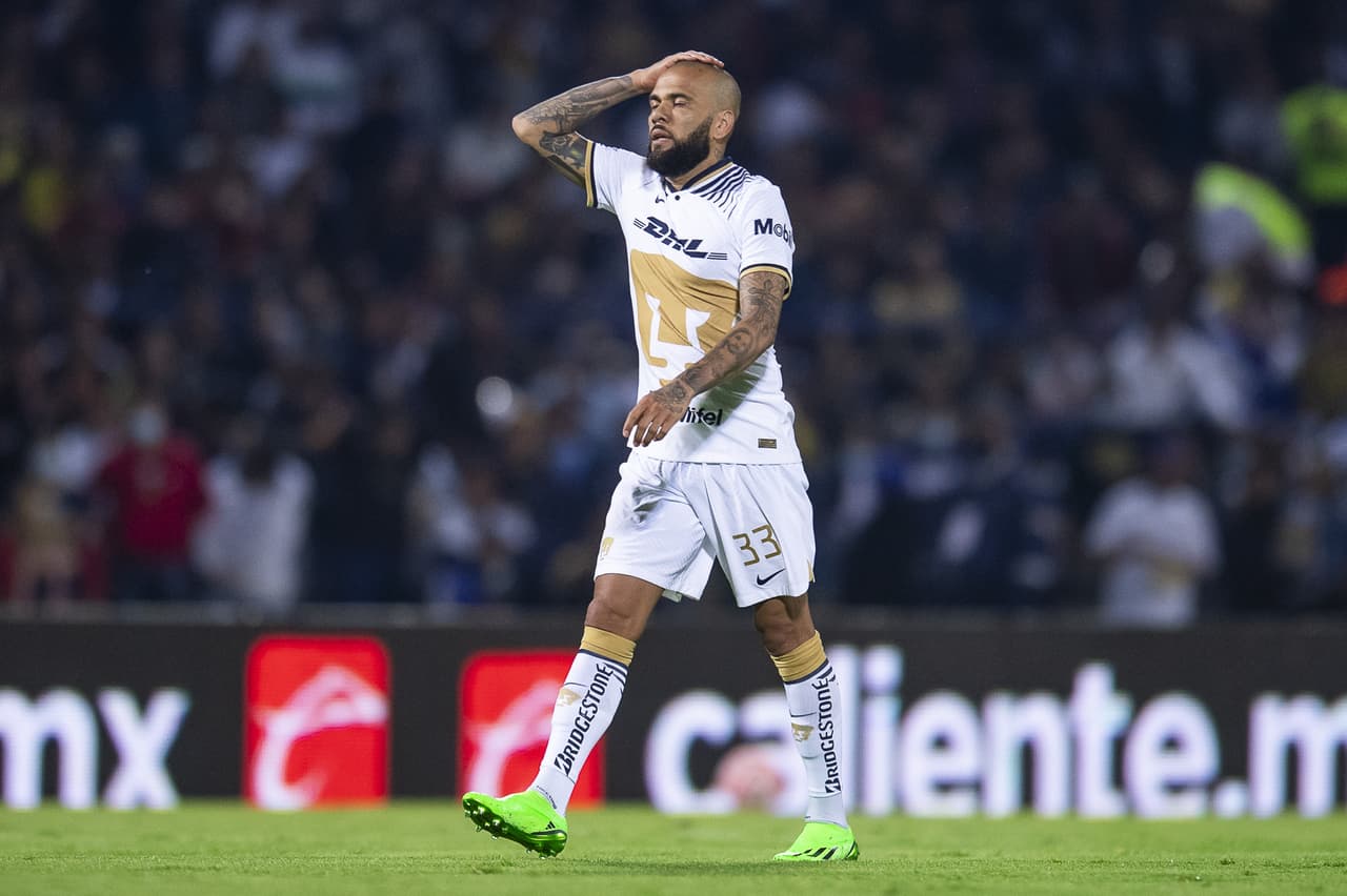 Dani Alves debutó como titular con Pumas en un pletórico estadio Olímpico Universitario en el que apenas pudieron rescatar el empate ante un aguerrido Mazatlán FC gracias a la asistencia del histórico brasileño sobre el final del partido.