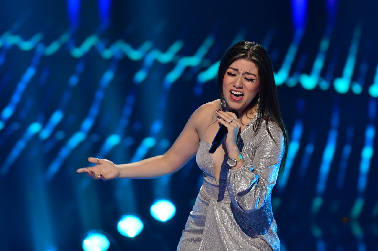 Tiene 27 años y nació en Perú.