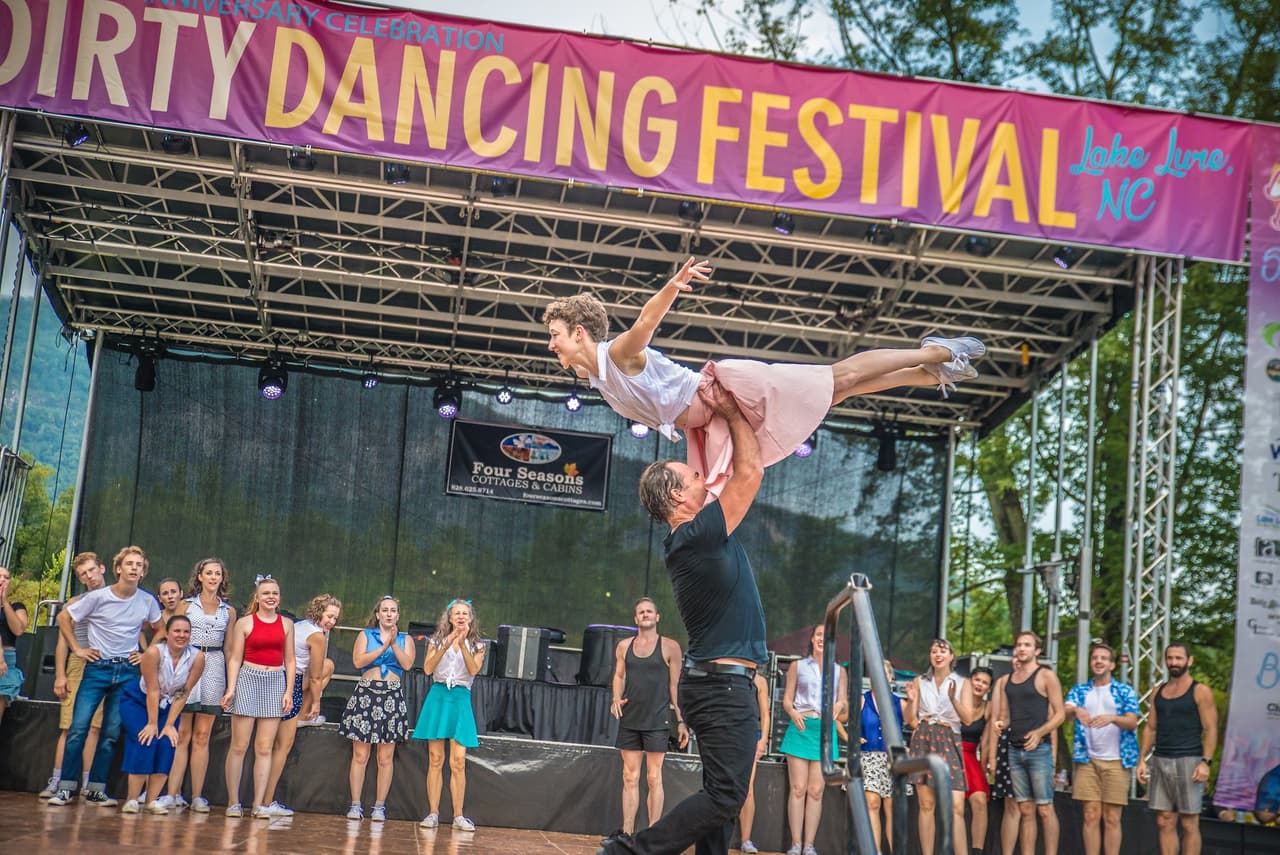 <b>Dirty Dancing (Lake Lure)</b>. Lake Lure se volvió el centro del escenario con el rodaje de Dirty Dancing. Hoy, Lake Lure incluso alberga un festival anual en honor a la película, que se ha convertido en uno de los lugares más famosos de Carolina del Norte.
<br>
<br>
<b><a href="https://goo.gl/maps/gx5RToR6btci7xXb7">Cómo llegar</a></b>