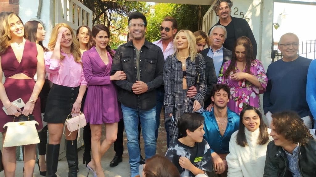 Pero en una nueva entrevista que concedieron en el set de grabaciones de la nueva
<b><a href="https://www.univision.com/famosos/gabriel-soto-irina-baeva-nueva-telenovela-fotos" target="_blank"> telenovela que ambos protagonizan</a></b>, 'Allá te espero', los actores compartieron nuevos datos acerca de su boda.
<br>