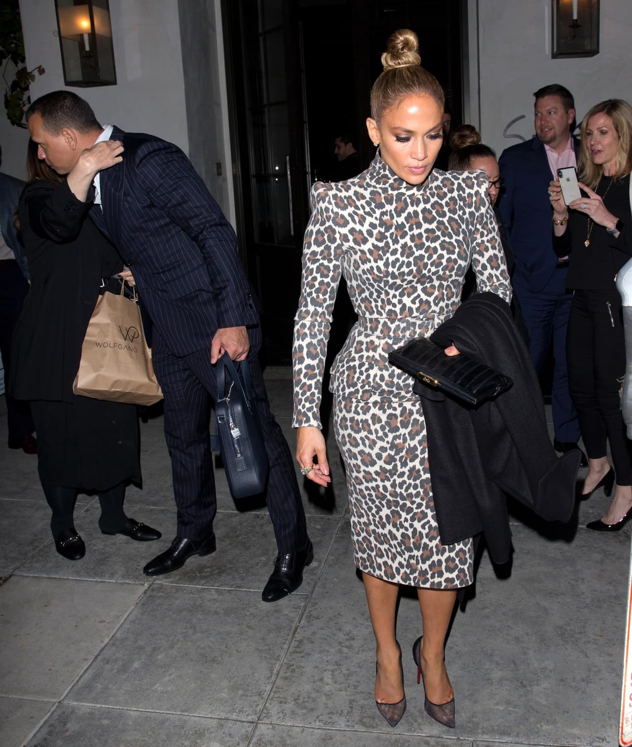 Alex Rodríguez, por su parte, se detuvo un momento a saludar a alguien, pero JLo no lo esperó.