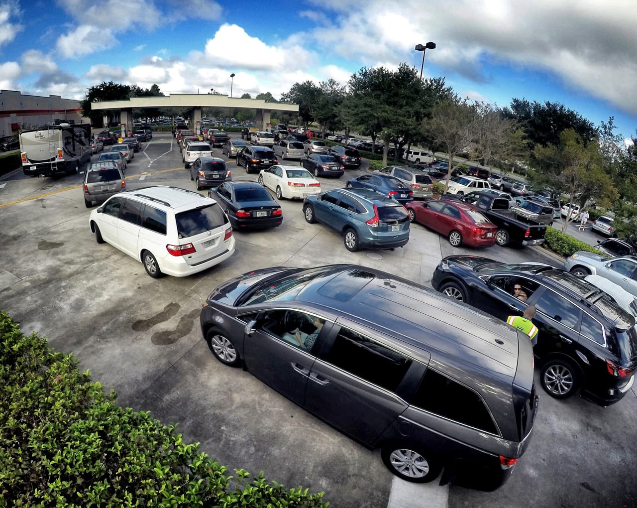 Varios automóviles hacen fila en una estación de gasolina en Altamonte Springs, Florida.