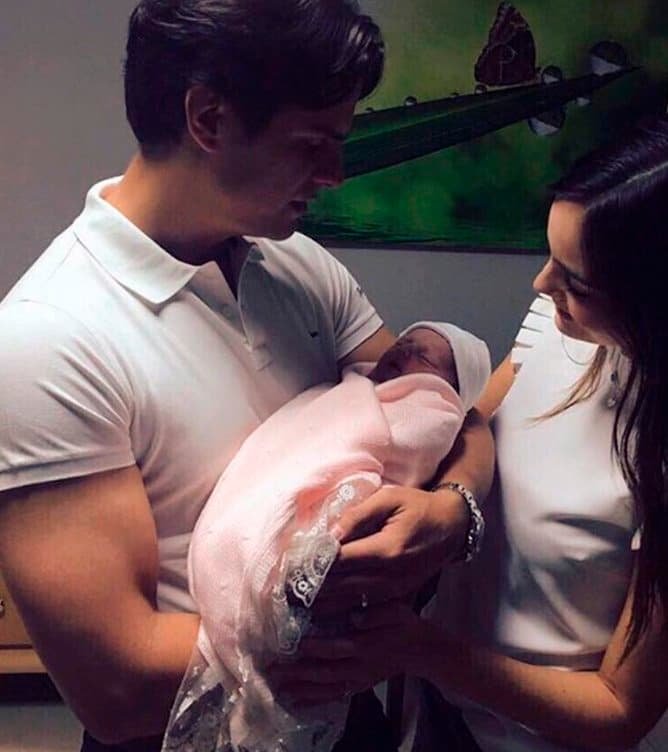 3 meses después de su boda, la pareja ha presumido en redes sociales lo felices que son al tener a 
<b>Raquel</b> entre sus brazos, esta pequeñita es hija del hermano de 
<b>Juan Carlos</b>.