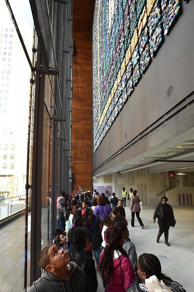 Un niño contempla atento el mural de los Hermanos Ladd. Desde abajo, las dimensiones y los detalles se aprecian de otra forma.