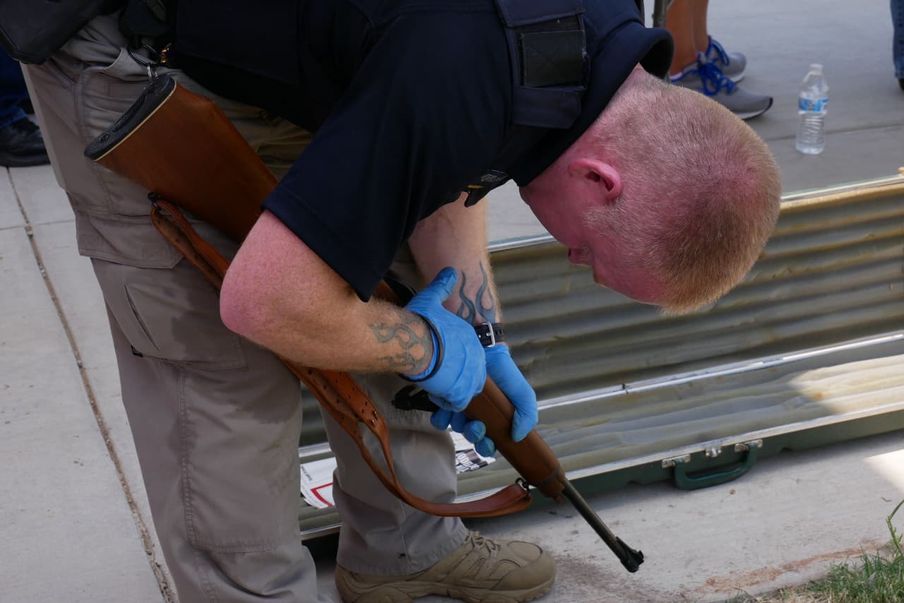 El fiscal agrega que muchas de las armas entregadas estaban casi nuevas y algunas en condiciones no seguras.