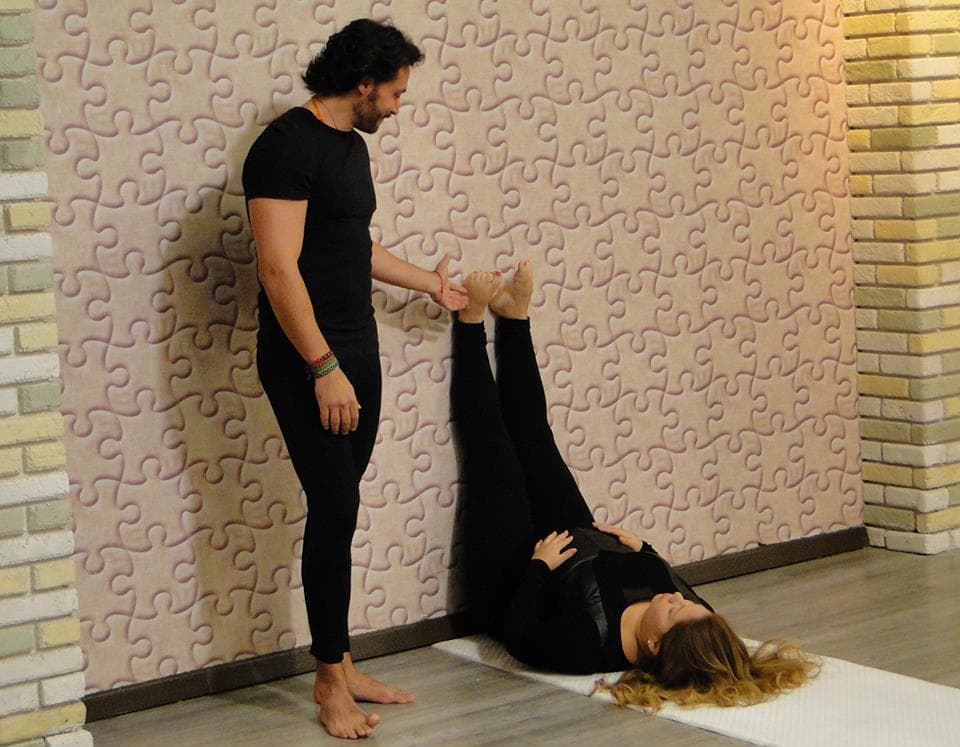 "¿Sabías que practicar Yoga durante el embarazo favorece al bebé y a ti? Alejandro Maldonado tiene la mejor rutina para ti." (1 de julio, 2015)