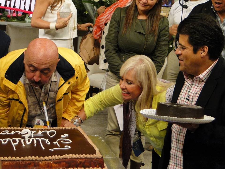 Karla Estrada y el equipo de Hoy festejan a su amigo y compañero Arturo Lorca. (6 de julio, 2015)